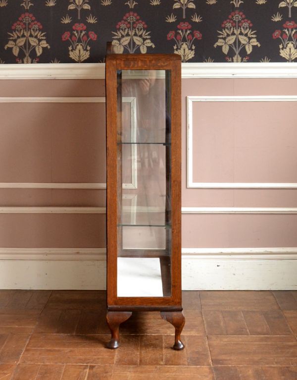 アンティークのキャビネット アンティーク家具 英国よりアンティークの木製家具、ガラスのショーケース。サイドもガラスなので、どこから見ても美しいです!しっかり作られているので、安心してお使いいただけます。(j-1273-f)