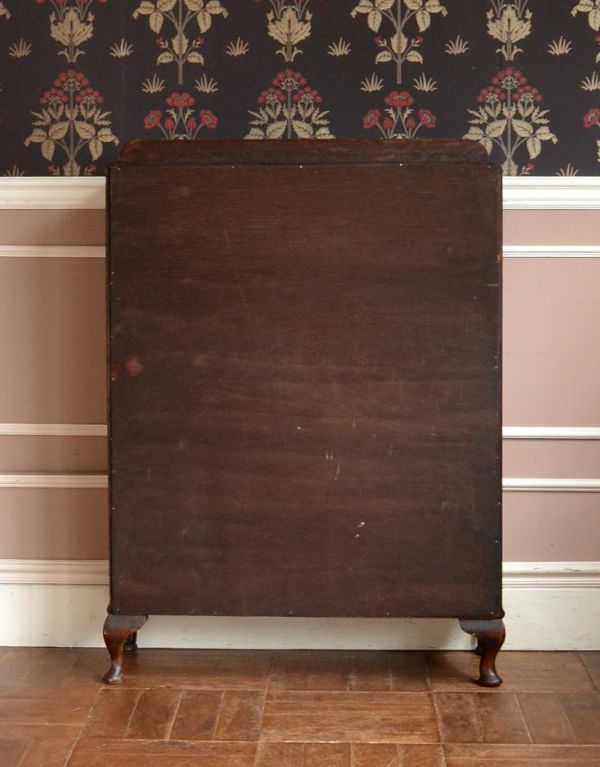 アンティークのキャビネット アンティーク家具 英国よりアンティークの木製家具、ガラスのショーケース。キチンとメンテナンスしてあるので、裏側もキレイです。(j-1273-f)