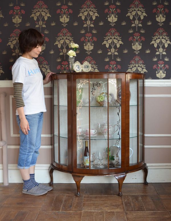 アンティークのキャビネット　アンティーク家具　英国アンティーク家具、扉の飾りがキレイなガラスキャビネット。風格と品があるので、リビングはもちろん、和室や書斎、客間にも最適。(j-1275-f)
