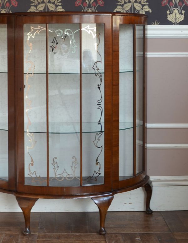 アンティークのキャビネット　アンティーク家具　英国アンティーク家具、扉の飾りがキレイなガラスキャビネット。アンティークのガラスがキレイにはめ込んであります。(j-1275-f)
