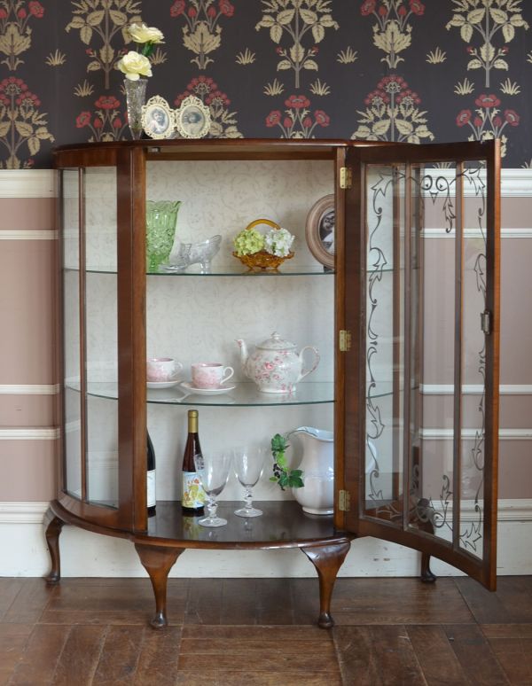 アンティークのキャビネット　アンティーク家具　英国アンティーク家具、扉の飾りがキレイなガラスキャビネット。食器や写真立て、本やDVDなどなど、たくさん飾ればディスプレイの幅が広がります！ガラスが大きいので、中に飾ったものがいい感じに見えてオシャレになります。(j-1275-f)