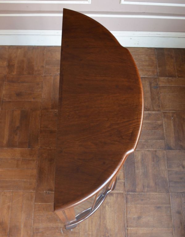 アンティークのキャビネット　アンティーク家具　英国アンティーク家具、扉の飾りがキレイなガラスキャビネット。天板もピカピカにお直ししました。(j-1275-f)