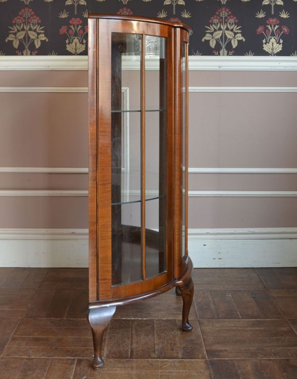 アンティークのキャビネット　アンティーク家具　英国アンティーク家具、扉の飾りがキレイなガラスキャビネット。サイドもガラスなので、どこから見ても美しいです！しっかり作られているので、安心してお使いいただけます。(j-1275-f)