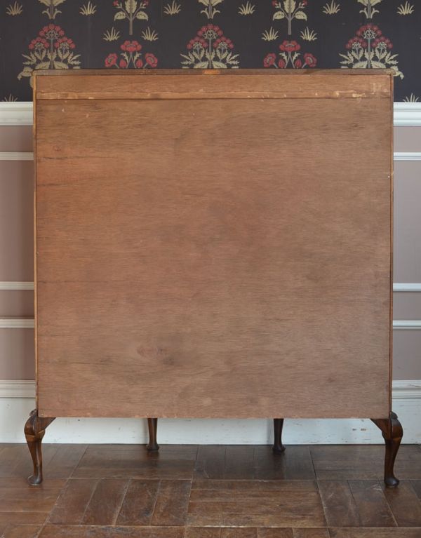 アンティークのキャビネット　アンティーク家具　英国アンティーク家具、扉の飾りがキレイなガラスキャビネット。キチンとメンテナンスしてあるので、裏側もキレイです。(j-1275-f)