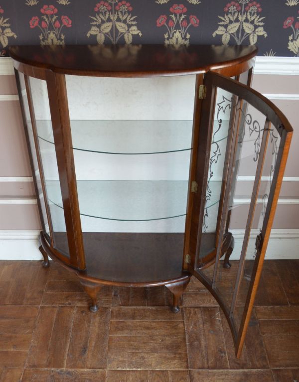 アンティークのキャビネット　アンティーク家具　英国アンティーク家具、扉の飾りがキレイなガラスキャビネット。中央にある１枚の大きな扉を開くアンティークらしいデザイン。(j-1275-f)