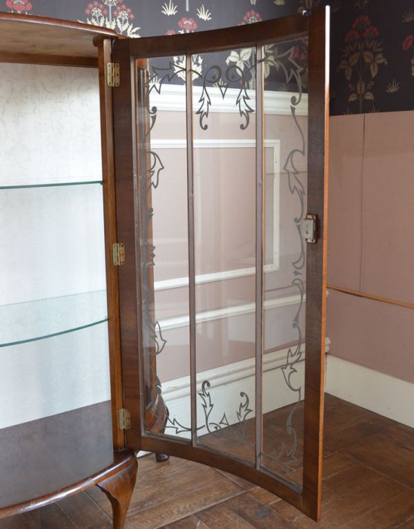 アンティークのキャビネット　アンティーク家具　英国アンティーク家具、扉の飾りがキレイなガラスキャビネット。ガラスもアンティークならでは。(j-1275-f)