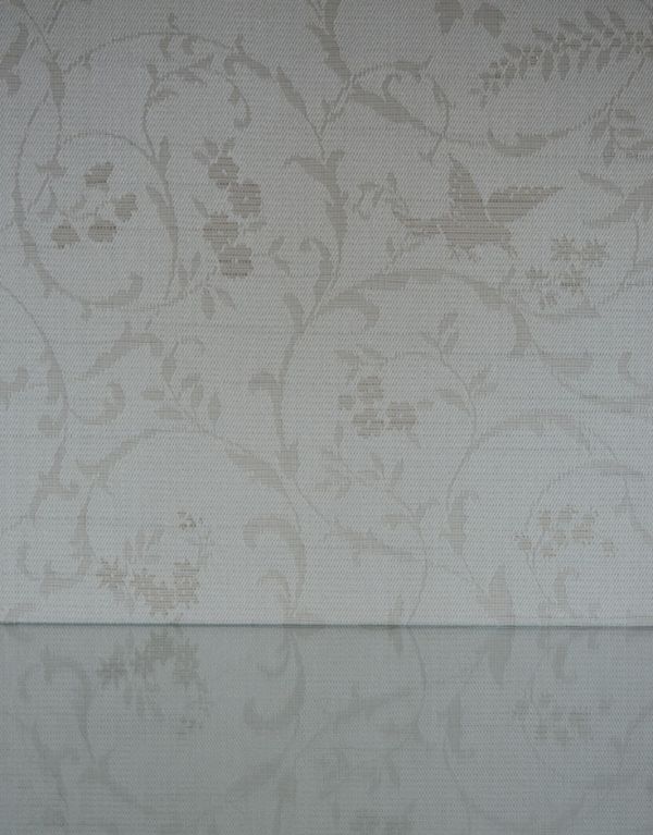 アンティークのキャビネット　アンティーク家具　英国アンティーク家具、扉の飾りがキレイなガラスキャビネット。柄物の食器やお気に入りのアイテムが引き立つようなシンプルな生地に新しく張り替えました。(j-1275-f)