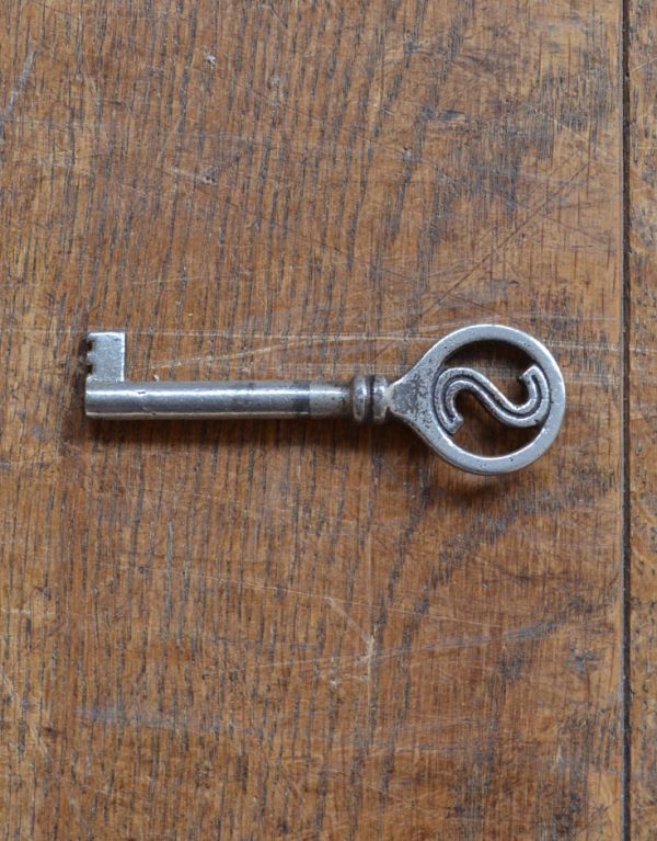 アンティークのキャビネット　アンティーク家具　英国アンティーク家具、扉の飾りがキレイなガラスキャビネット。アンティークの鍵をいっしょにお届けします。(j-1275-f)