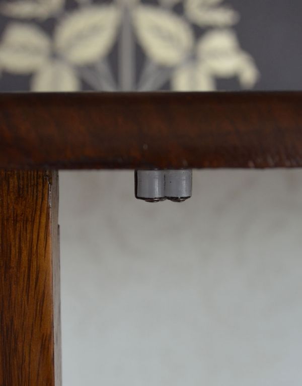 アンティークのキャビネット　アンティーク家具　英国アンティーク家具、扉の飾りがキレイなガラスキャビネット。扉にはローラーキャッチャーが付いているので、開け閉めがスムーズです。(j-1275-f)