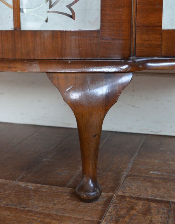 アンティークのキャビネット　アンティーク家具　英国アンティーク家具、扉の飾りがキレイなガラスキャビネット。きちんと支えます。(j-1275-f)