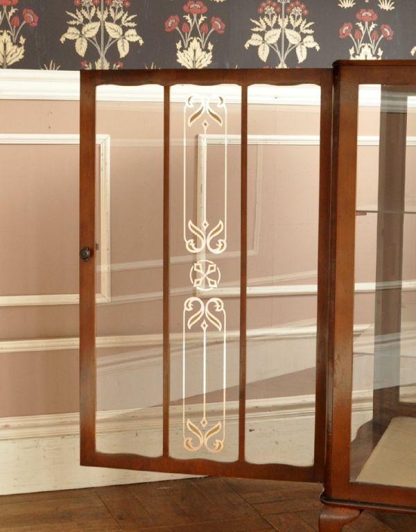 アンティークのキャビネット アンティーク家具 ウォルナット材のアンティーク家具、小ぶりなガラスキャビネット。ガラス面にはゴールドのラインで美しい模様が描かれています。(j-1278-f)