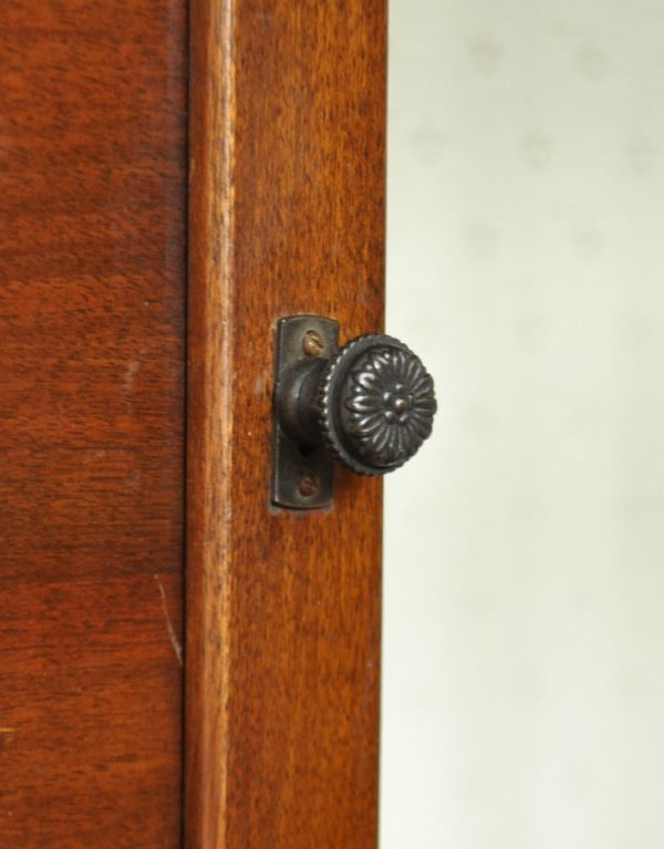 アンティークのキャビネット アンティーク家具 ウォルナット材のアンティーク家具、小ぶりなガラスキャビネット。丸く、握りやすい取っ手が付いています。(j-1278-f)