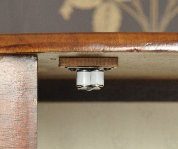 アンティークのキャビネット アンティーク家具 ウォルナット材のアンティーク家具、小ぶりなガラスキャビネット。扉にはローラーキャッチャーが付いているので、開け閉めがスムーズです。(j-1278-f)