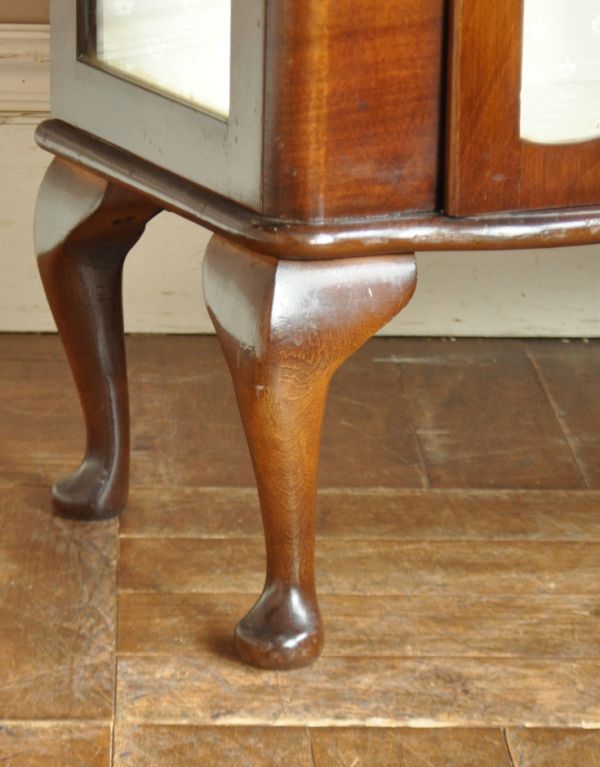 アンティークのキャビネット アンティーク家具 ウォルナット材のアンティーク家具、小ぶりなガラスキャビネット。きちんと支えます。(j-1278-f)