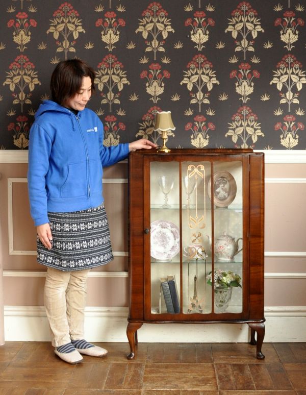 アンティークのキャビネット アンティーク家具 ウォルナット材のアンティーク家具、小ぶりなガラスキャビネット。どんなものを飾っても、素敵に見えてしまうキャビネット。(j-1278-f)