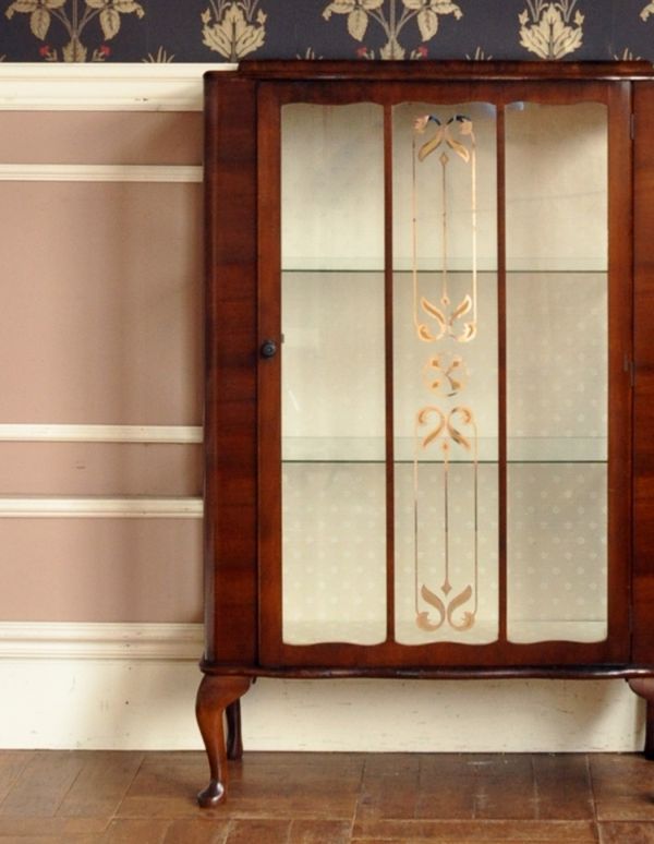 アンティークのキャビネット アンティーク家具 ウォルナット材のアンティーク家具、小ぶりなガラスキャビネット。ガラスもアンティークならでは。(j-1278-f)