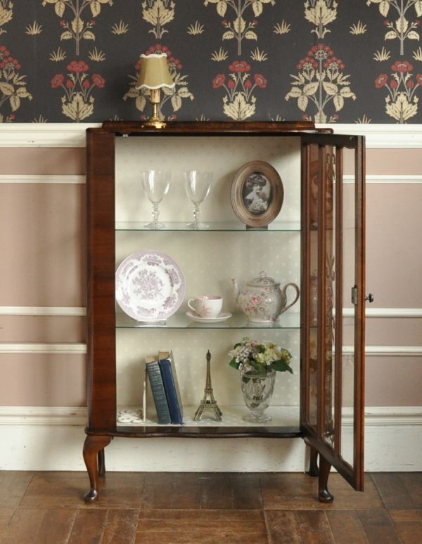 アンティークのキャビネット アンティーク家具 ウォルナット材のアンティーク家具、小ぶりなガラスキャビネット。3段あります。(j-1278-f)