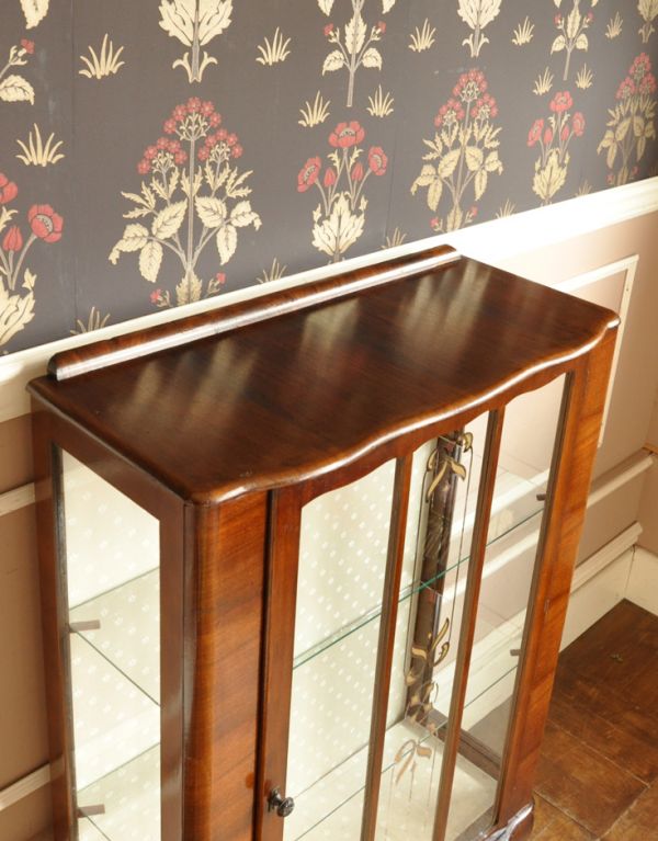 アンティークのキャビネット アンティーク家具 ウォルナット材のアンティーク家具、小ぶりなガラスキャビネット。ピカピカの天板。(j-1278-f)