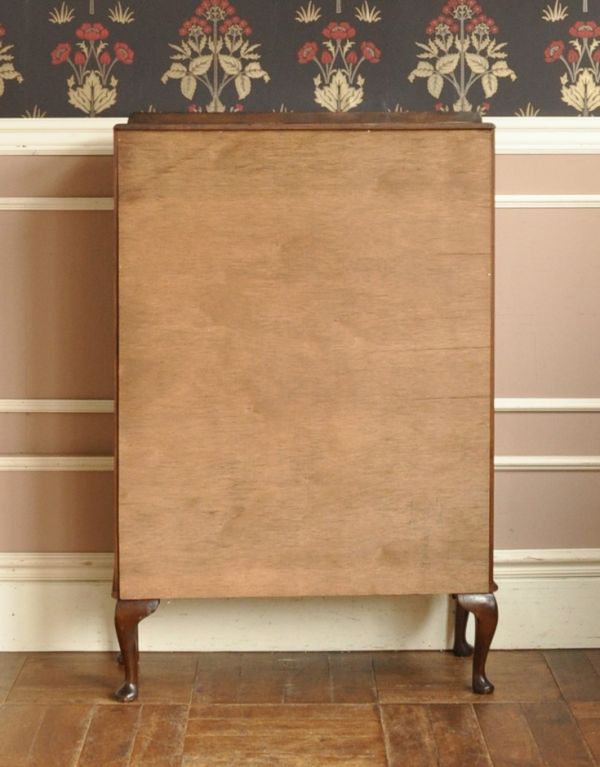 アンティークのキャビネット アンティーク家具 ウォルナット材のアンティーク家具、小ぶりなガラスキャビネット。しっかりメンテナンスしてあるので、裏側もキレイな状態です。(j-1278-f)