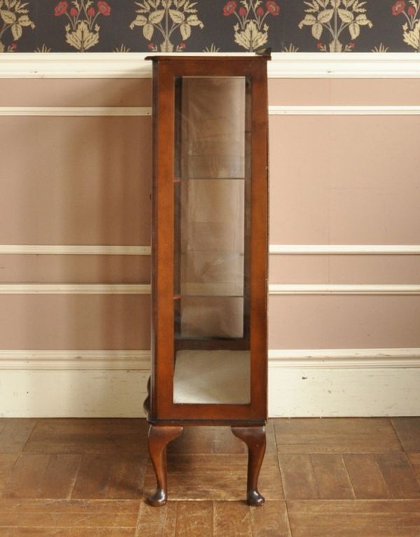 アンティークのキャビネット アンティーク家具 ウォルナット材のアンティーク家具、小ぶりなガラスキャビネット。サイドもガラス貼りが涼しげでスッキリしています。(j-1278-f)