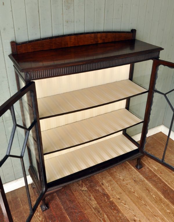 アンティークのキャビネット　アンティーク家具　英国から輸入したアンティーク家具、美しいガラスキャビネット（飾り棚）。棚板は可動です。(j-1280-f)