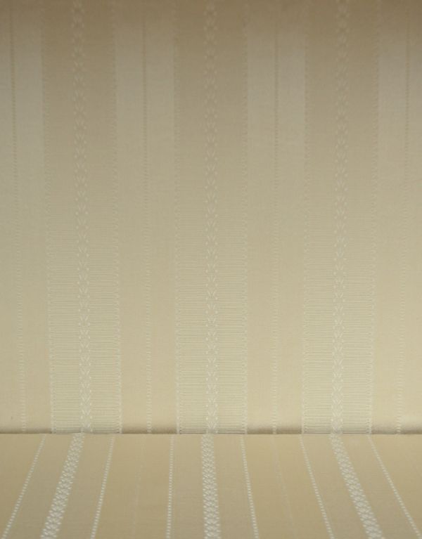 アンティークのキャビネット　アンティーク家具　英国から輸入したアンティーク家具、美しいガラスキャビネット（飾り棚）。柄物の食器やお気に入りのアイテムが引き立つようなシンプルな生地に新しく張り替えました。(j-1280-f)