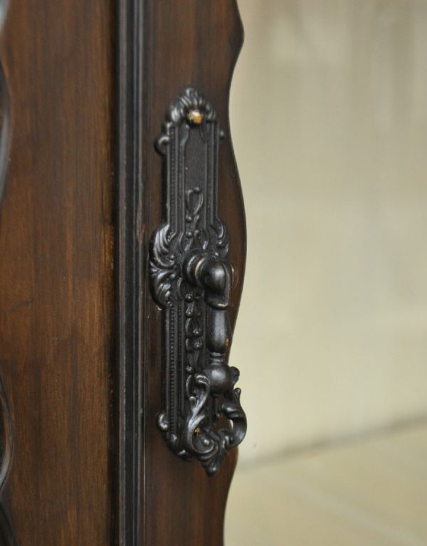 アンティークのキャビネット　アンティーク家具　英国から輸入したアンティーク家具、美しいガラスキャビネット（飾り棚）。アンティークの風合いたっぷりの取っ手です。(j-1280-f)