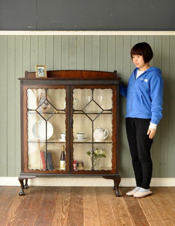 アンティークのキャビネット　アンティーク家具　英国から輸入したアンティーク家具、美しいガラスキャビネット（飾り棚）。ショーケースのように、お気に入りの雑貨や食器を並べてみましょう。(j-1280-f)