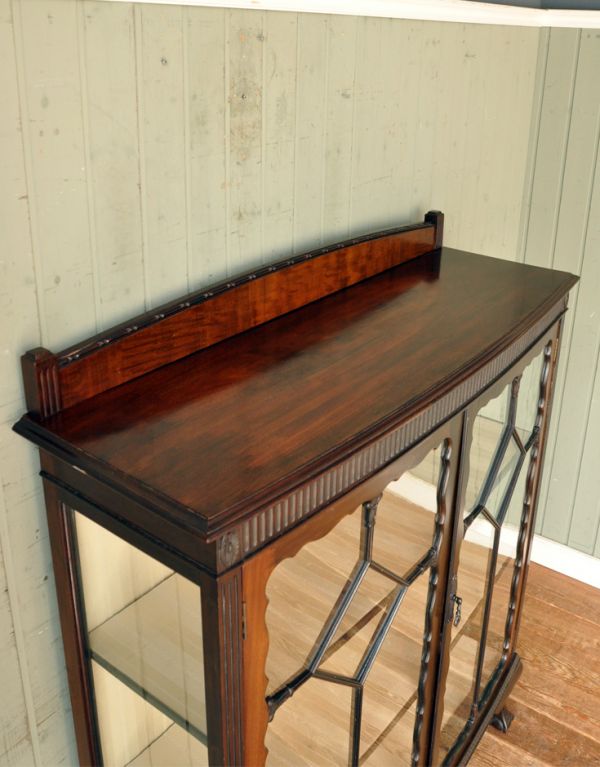 アンティークのキャビネット　アンティーク家具　英国から輸入したアンティーク家具、美しいガラスキャビネット（飾り棚）。天板もピカピカにお直ししました。(j-1280-f)