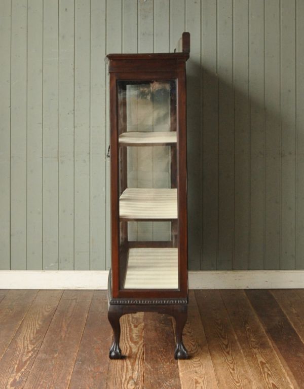 アンティークのキャビネット　アンティーク家具　英国から輸入したアンティーク家具、美しいガラスキャビネット（飾り棚）。サイドもガラスなので、どこから見ても美しいです！しっかり作られているので、安心してお使いいただけます。(j-1280-f)