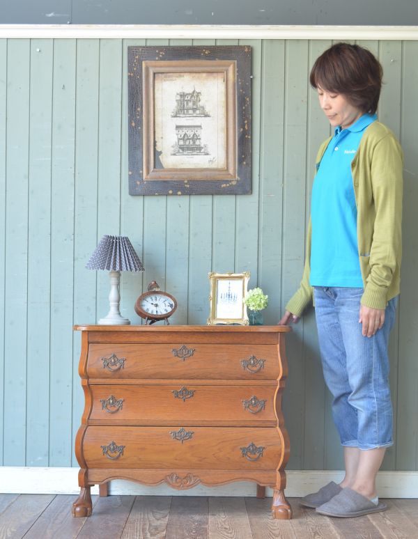 アンティークのチェスト　アンティーク家具　コンパクトなアンティークのフレンチ家具、人気の３段チェスト。高級感があって女性らしい優しい曲線。(j-1283-f)