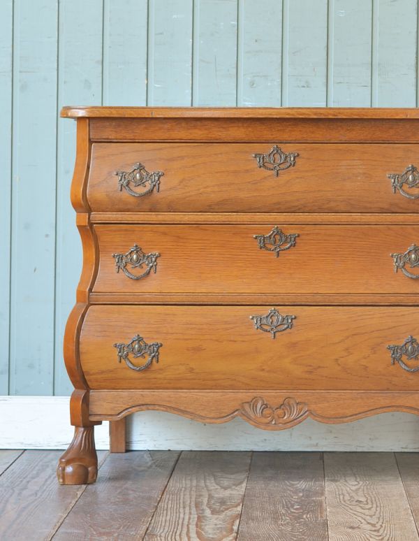 アンティークのチェスト　アンティーク家具　コンパクトなアンティークのフレンチ家具、人気の３段チェスト。リビングではメモ、リモコン、筆記用具など近くに置いておきたいものを収納しておけばとっても便利ですよ。(j-1283-f)