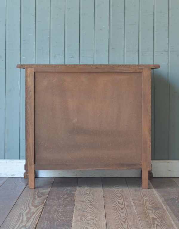 アンティークのチェスト　アンティーク家具　コンパクトなアンティークのフレンチ家具、人気の３段チェスト。裏側もキチンと仕上げているので、キレイな状態です。(j-1283-f)