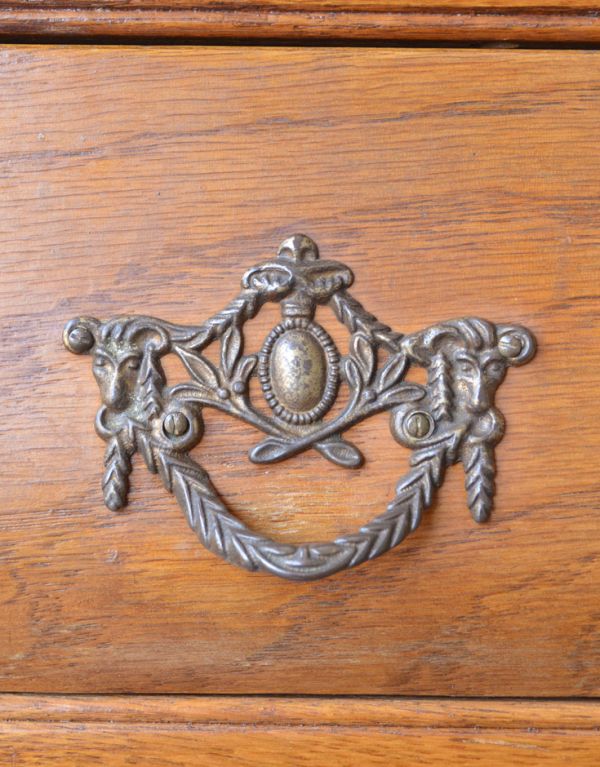 アンティークのチェスト　アンティーク家具　コンパクトなアンティークのフレンチ家具、人気の３段チェスト。エンブレムをモチーフにした優雅な取っ手。(j-1283-f)