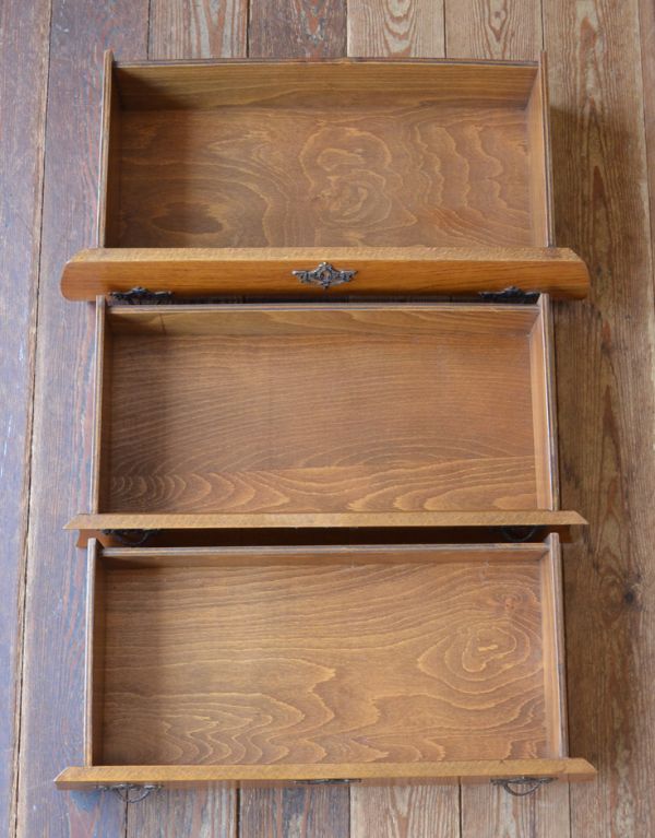 アンティークのチェスト　アンティーク家具　コンパクトなアンティークのフレンチ家具、人気の３段チェスト。引き出しは全部で３杯。(j-1283-f)