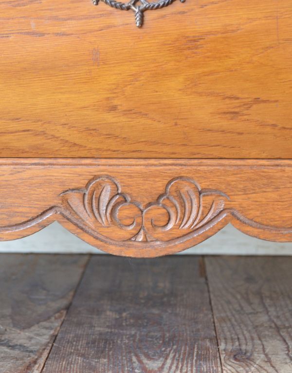 アンティークのチェスト　アンティーク家具　コンパクトなアンティークのフレンチ家具、人気の３段チェスト。隅々まで繊細な彫があります。(j-1283-f)