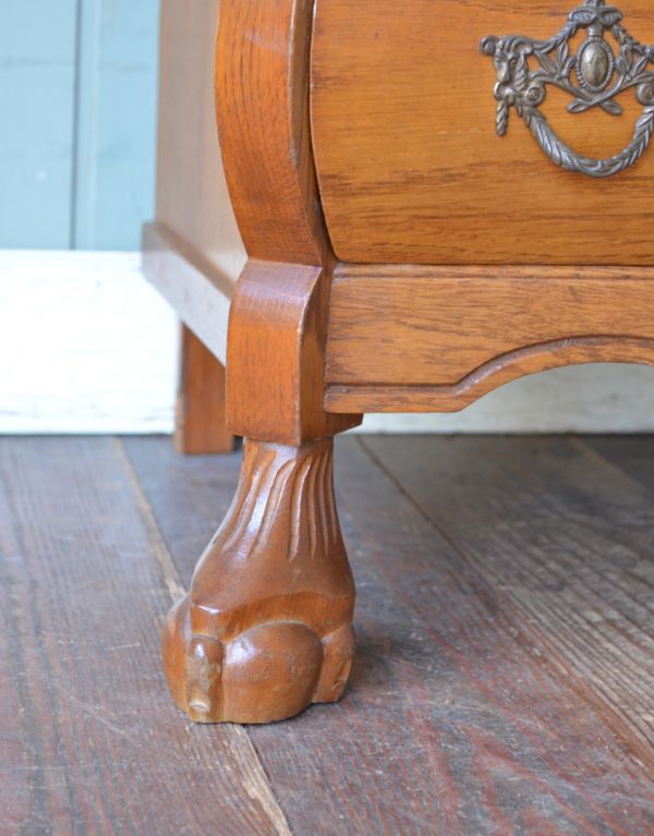 アンティークのチェスト　アンティーク家具　コンパクトなアンティークのフレンチ家具、人気の３段チェスト。どっしり貫禄のある脚先。(j-1283-f)