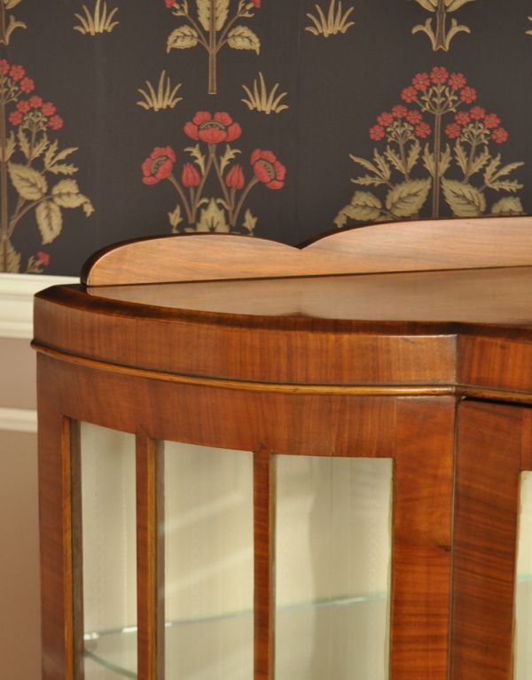 アンティークのキャビネット　アンティーク家具　イギリスのアンティーク家具、ガラスキャビネット（飾り棚）。風格と品があるので、リビングはもちろん、和室や書斎、客間にも最適。(j-1287-f)