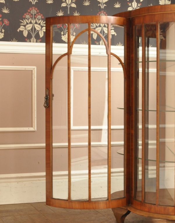 アンティークのキャビネット　アンティーク家具　イギリスのアンティーク家具、ガラスキャビネット（飾り棚）。ガラスもアンティークならでは。(j-1287-f)