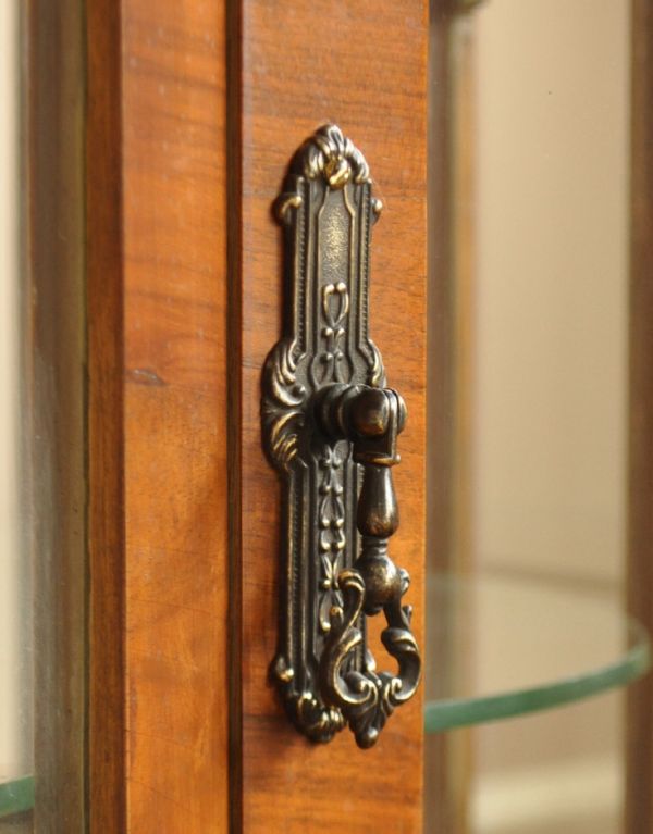 アンティークのキャビネット　アンティーク家具　イギリスのアンティーク家具、ガラスキャビネット（飾り棚）。アンティークならではの重厚感のある取っ手です。(j-1287-f)
