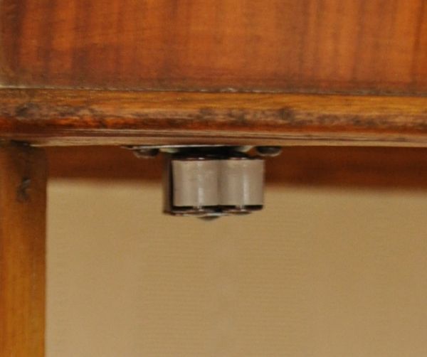 アンティークのキャビネット　アンティーク家具　イギリスのアンティーク家具、ガラスキャビネット（飾り棚）。ローラーキャッチャーが付いているので開け閉めはスムーズです。(j-1287-f)