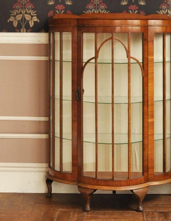アンティークのキャビネット　アンティーク家具　イギリスのアンティーク家具、ガラスキャビネット（飾り棚）。ウォルナット材の高級感が溢れます。(j-1287-f)