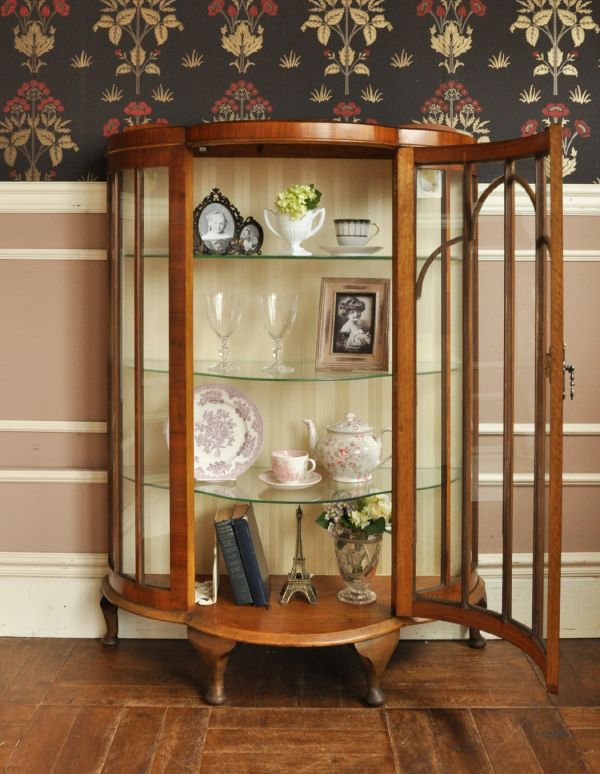 アンティークのキャビネット　アンティーク家具　イギリスのアンティーク家具、ガラスキャビネット（飾り棚）。１枚の扉なので、扉を開いたときも美しいです。(j-1287-f)