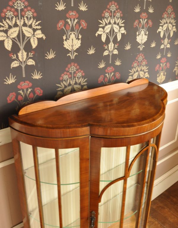 アンティークのキャビネット　アンティーク家具　イギリスのアンティーク家具、ガラスキャビネット（飾り棚）。ピカピカの天板。(j-1287-f)