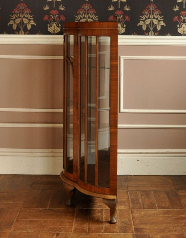 アンティークのキャビネット　アンティーク家具　イギリスのアンティーク家具、ガラスキャビネット（飾り棚）。サイドもガラス貼りが涼しげでスッキリしています。(j-1287-f)
