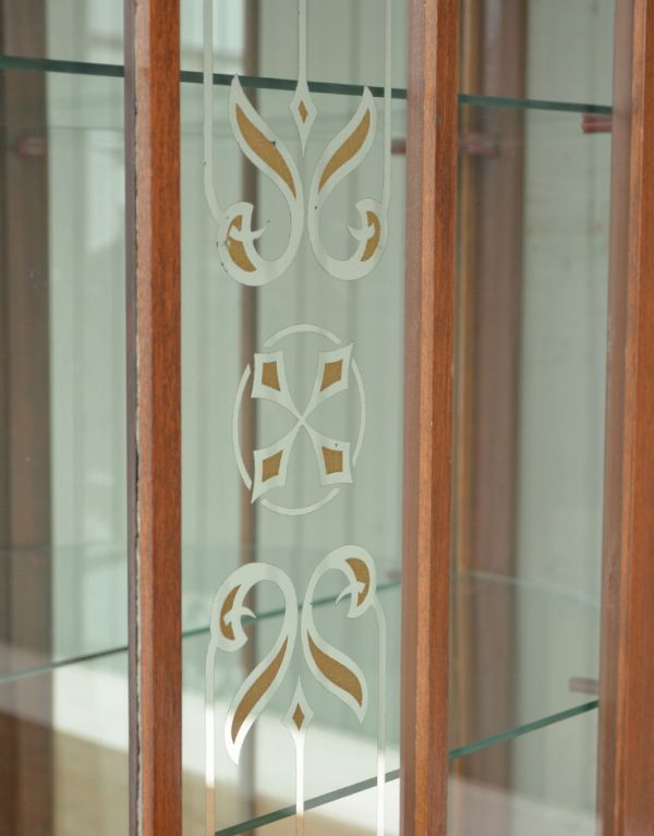 アンティーク家具　ウォルナット材のアンティーク家具、素敵なガラスのショーケース。ガラスもアンティークならでは。(j-1288-f)