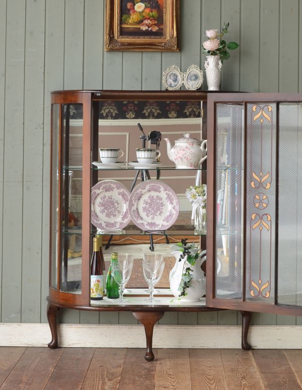 アンティーク家具　ウォルナット材のアンティーク家具、素敵なガラスのショーケース。１枚の扉なので、扉を開いたときも美しいです。(j-1288-f)