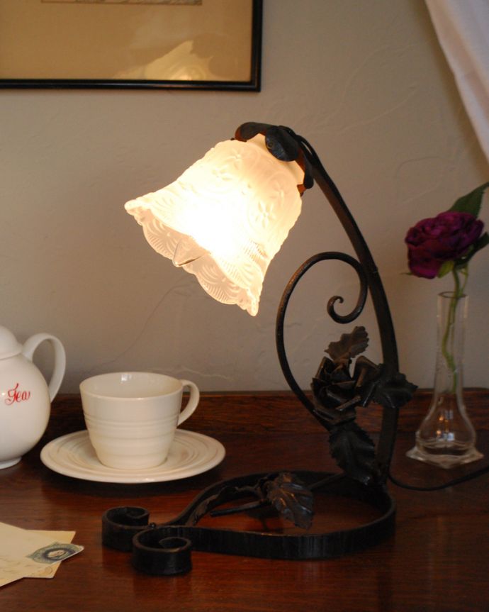 スタンドライト　照明・ライティング　フランスで出会った美しいテーブルランプ、ガラスシェード付き（Ｅ17シャンデリア球付）。隅々までこだわったデザインなのでどこから見ても楽しめます。(j-129-z)