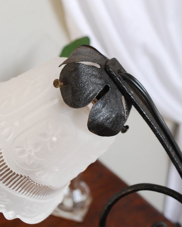 スタンドライト　照明・ライティング　フランスで出会った美しいテーブルランプ、ガラスシェード付き（Ｅ17シャンデリア球付）。ガラスシェードの上もお花モチーフになっています。(j-129-z)