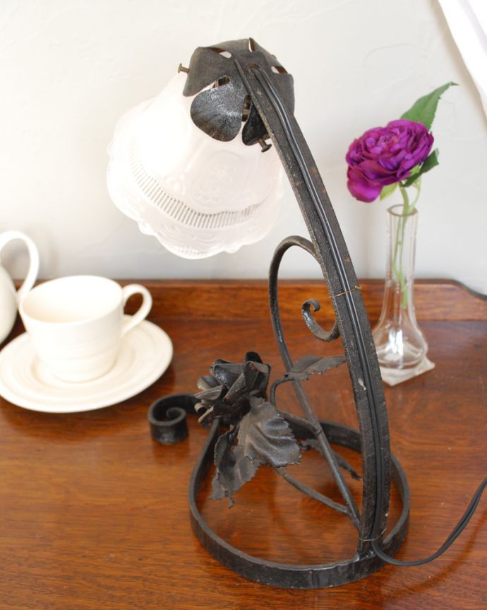 スタンドライト　照明・ライティング　フランスで出会った美しいテーブルランプ、ガラスシェード付き（Ｅ17シャンデリア球付）。アンティークのため、多少の傷がある場合がありますが、使用上問題はありませんので、ご了承下さい。(j-129-z)